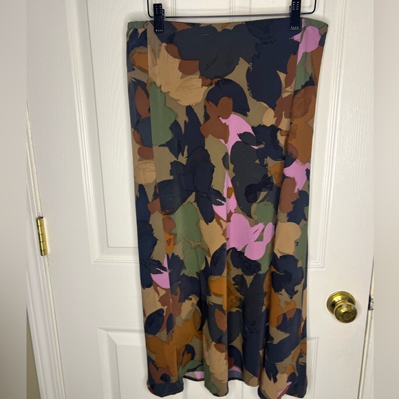 🔵 21) Multi colored abstract print midi skirt women’s NWT size medium - Picture 4 of 6